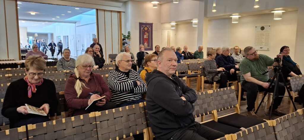 Monet paikalle saapuneet kuulijat olivat varustautuneet muistiinpanovälinein. Esille tullutta tietoa haluttiin kirjata ylös, ei jättää pelkän kuulemisen varaan. Kuva: Sirpa Perkkiö.