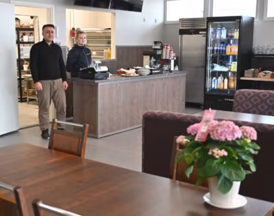 Yrittäjä Nouraddine Masoumin lisäksi Pedro´s Pizzeriassa työskentelee lounastyöntekijä Siru Rinta-Aho
