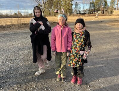 Trulliperinnettä ylläpitivät Emilia Saari Luna-koiransa kanssa, ja heidän oikealla puolellaan Lilja Hinkka ja Katariina Surma-aho.