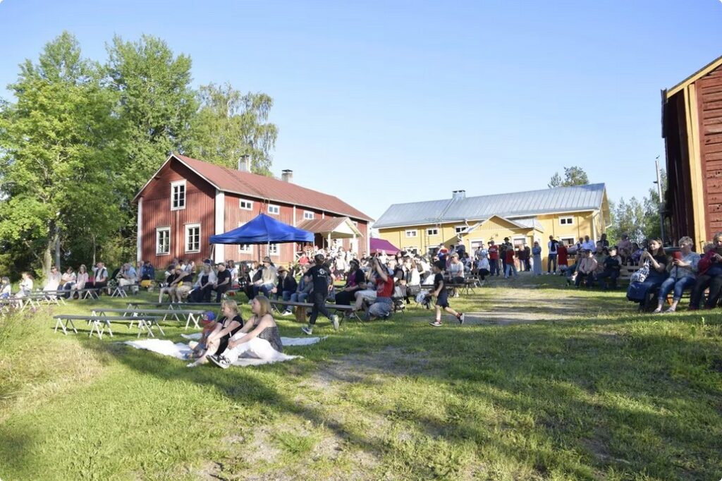 Pentti Moision kulttuuriperinnesäätiön rahastosta tuetaan Fagerkullafestin järjestämistä. Arkistokuva kesältä 2025.