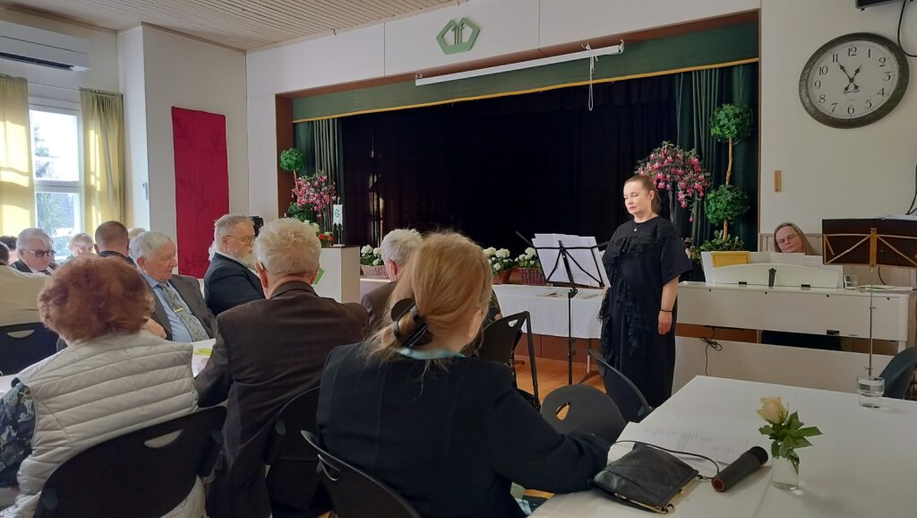 Nina Eskoli säestäjänään Heli Turpela esittivät juhlassa konsertin, jossa kuultiin muun muassa italialainen laulu Caro mio ben.