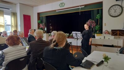 Nina Eskoli säestäjänään Heli Turpela esittivät juhlassa konsertin, jossa kuultiin muun muassa italialainen laulu Caro mio ben. 
