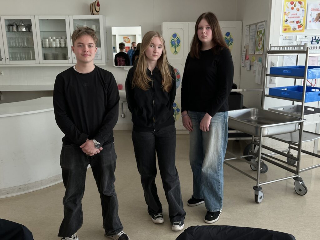 Kuvassa vasemmalta Lucas Latukka, Sanni Mansikka-aho ja Justiina Anttikoski. Kuvasta puuttuu matkalla ollut Neea Koivuoja.