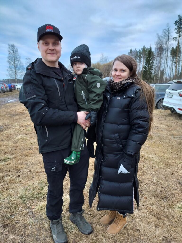 Riku ja Tiina Koski tulivat kokolle Nooa-poikansa kanssa.