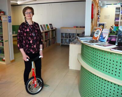 Lainattavista liikuntavälineistä  erikoisin lienee kirjastovirkailija Päivi Lahden esittelemä "yksipyöräinen".