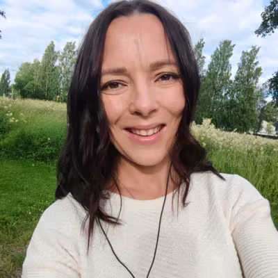 Heidi Itäsalmi kuvaa lähestymistapaansa hyvinvointiin biologialähtöiseksi hyvinvoinniksi, jossa keskeisiä tekijöitä ovat valo, vuorokausirytmi, ympäristö ja hermoston tila. –Iho on sirkadiaaninen elin, ja ihon auringon sietokyky lähtee vuorokausirytmistä ja valohygieniasta. 