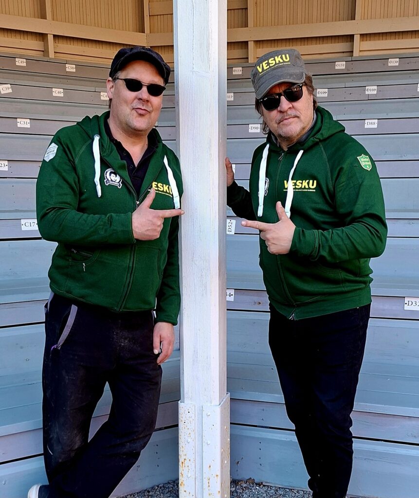 Jarkko Järvenpää (vas.) esittää Vesa-Matti Loiria musiikkinäytelmässä Vesku. Näytelmän on käsikirjoittanut sekä ohjaa Juse Venäläinen. Kuva: Tarja Kultavuori.