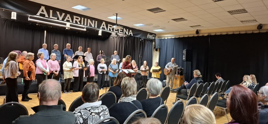 Alajärvi-kuoro konsertoi Alvariini Areenalla.