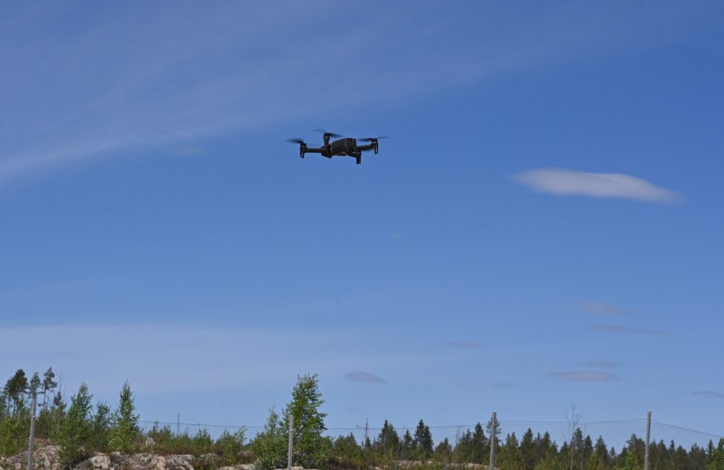 Droonien käyttö on taistelukentällä nykyään arkipäivää. Kuvassa Parrot-drone Hakka26 harjoituksessa.