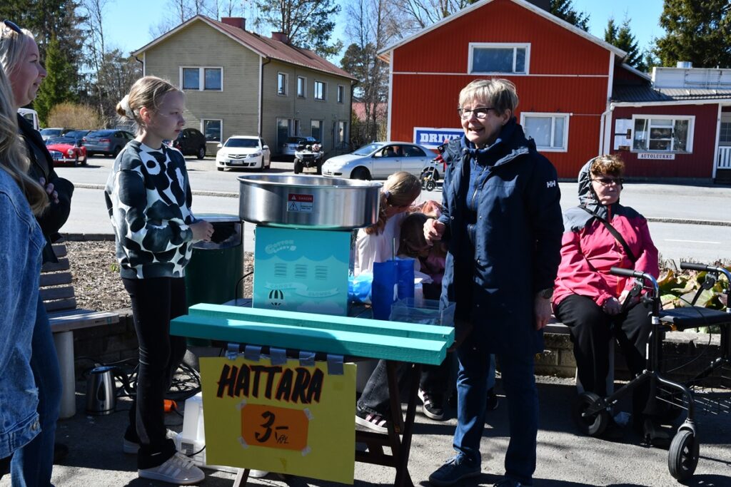Hattaran maku juhlisti kevään juhlan viettoa.