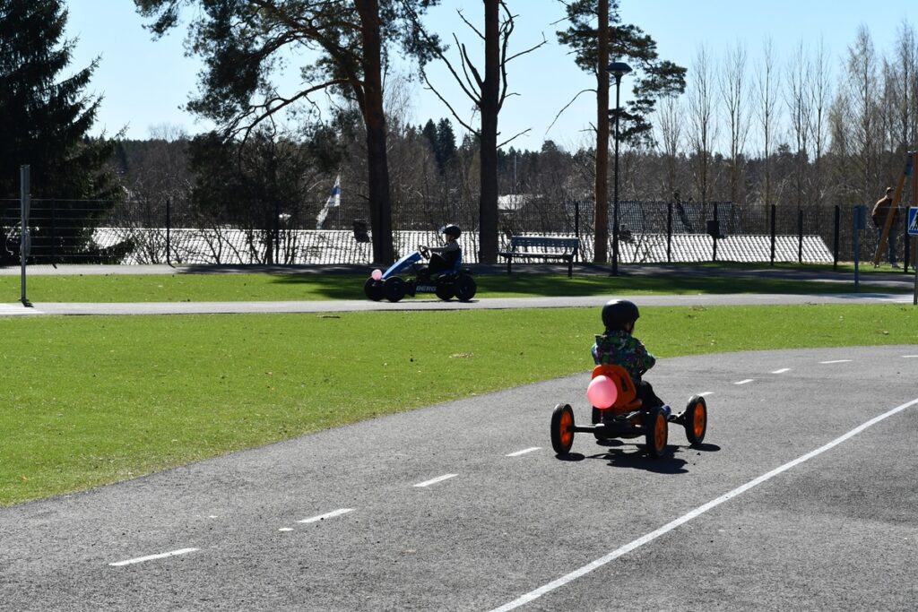 Liikennepuistossa riitti kuhinaa ja pieniä kurvailijoita.