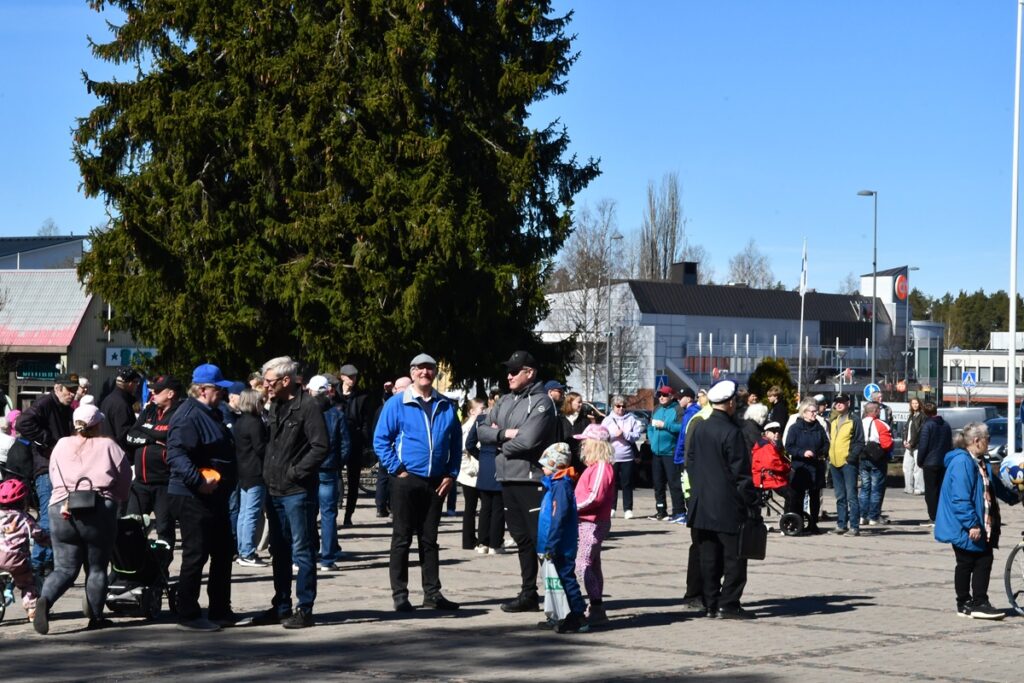 Alajärven Palotorin vappuriehassa tavattiin tuttuja,