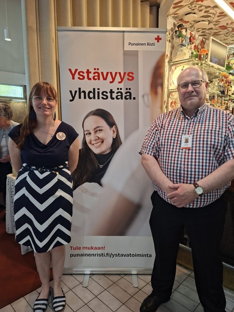 Ystävätoiminnan asiantuntija Hilkka Lehtinen ja Pohjoisen Pohjanmaan osastokummi Ari Kokko hoitivat tilaisuuden järjestelyt SPR Länsi-Suomen piirin puolesta.