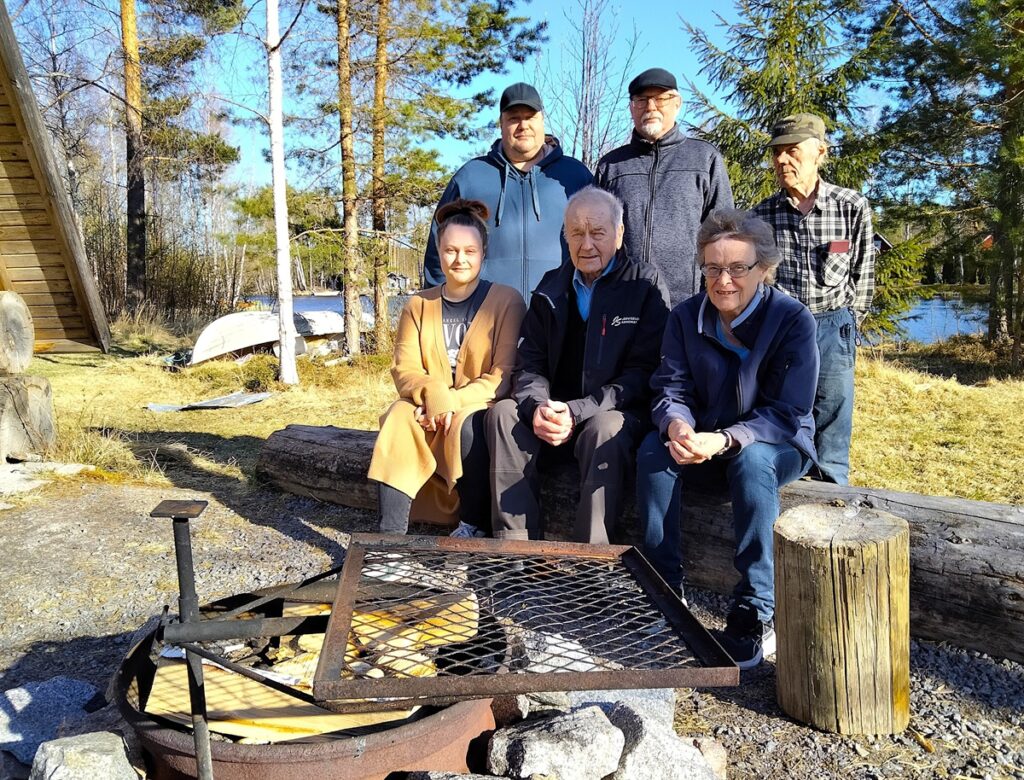 Eviseuran hallituksen väkeä.