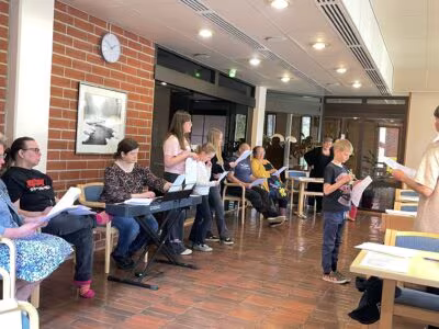 Satu Lumiaho (vas), Tiia Vartio, Minttu Saariaho, Ida-Sofia Vesala, Maisa Särkiniemi, Kaj Hautaketo, Satu Toijala-Saari, Anne Pesonen ja Ilmari Olli harjoittelivat kevään kunnantalolla.