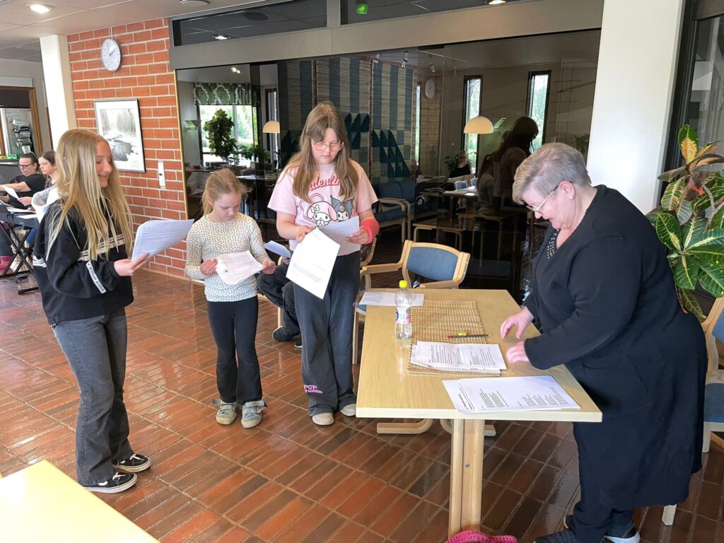 Onni (Maisa Särkiniemi), Lempi (Ida-Sofia Vesala, Jaska (Minttu Saariaho) ovat saapuneet Iitin (Anne Pesonen) kioskille ostoksille.