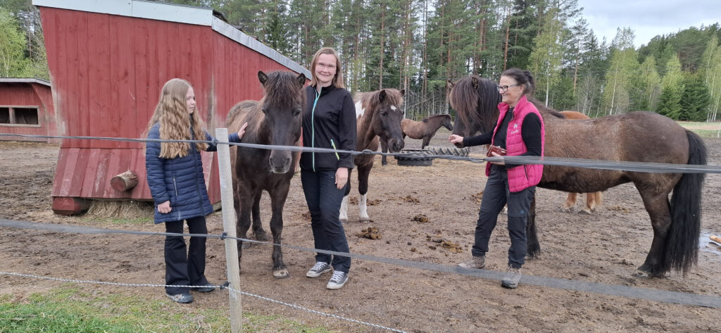 Hilda Marja Ilkka katsomassa issikkaa (1)