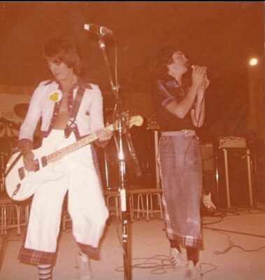 takataskussa valokuvaa, joka on otettu Tulivuori Rockissa vuonna 1975. Silloin siellä esiintyi Bay City Rollers lämppärinään Tabula Rasa.
