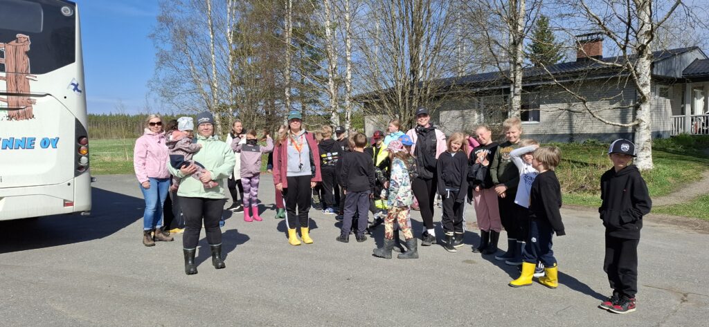 Koululaiset saapuneet