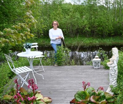 Vuosikymmenissä rakentunut puutarha muodostuu toinen toistaan viehättävimmistä, häkellyttävän kauniista yksityiskohdista.