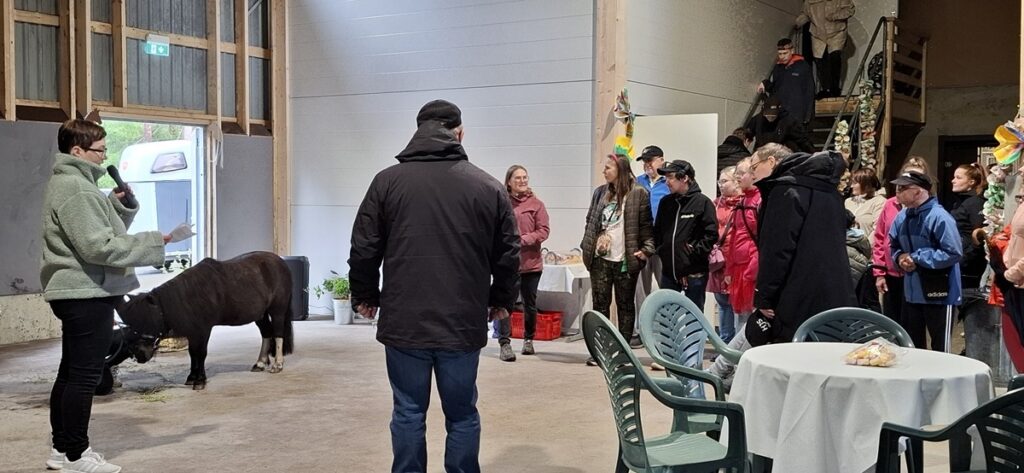 JaanaLehisalo ja yleisöä.