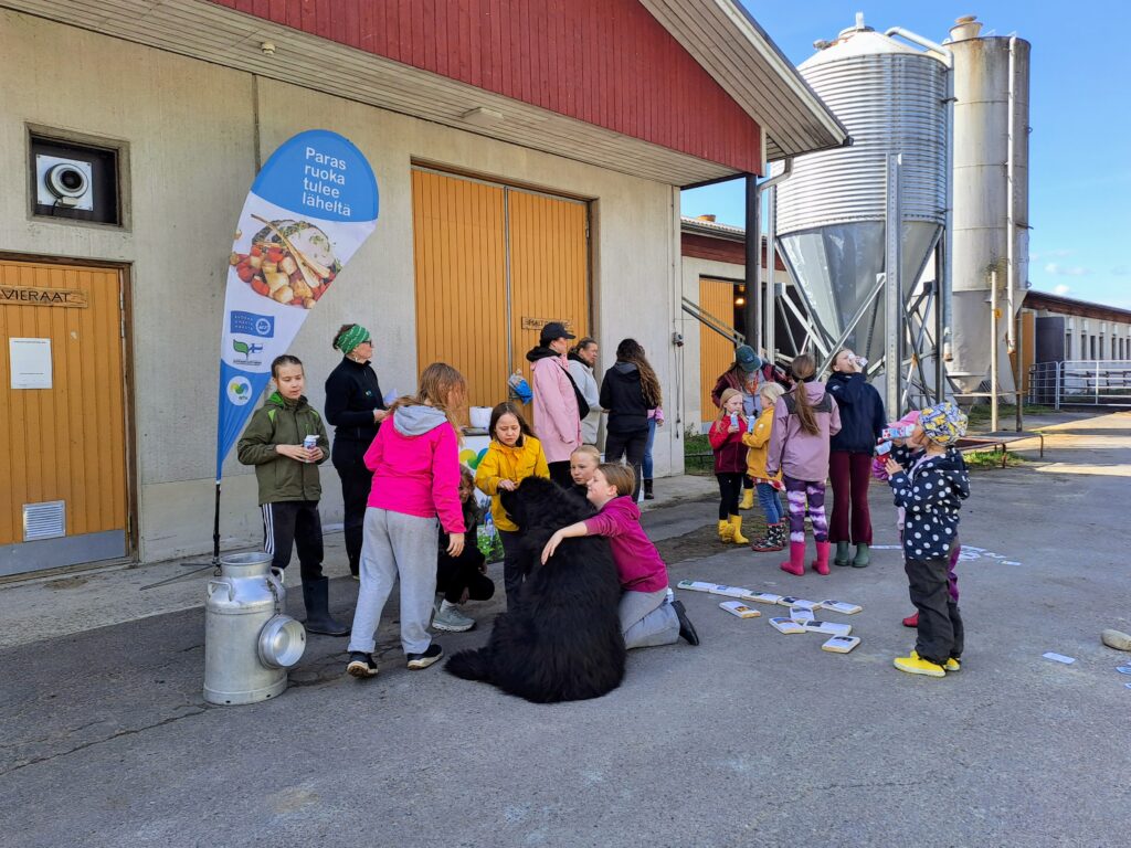 Lapsia MTKn ständilläTiinalta