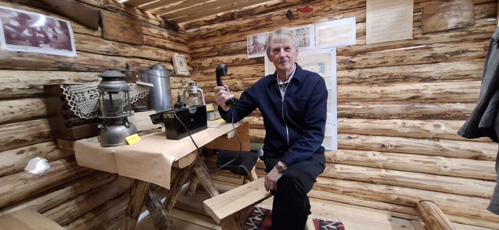 Kuuleeko päämaja? Lasse Autio Kuninkaantuvan sisään rakennetussa korsussa, joka on täynnä asiaan kuuluvaa rekvisiittaa. Korsun rakenteet on toteuttanut Soinin työpaja Vipu.