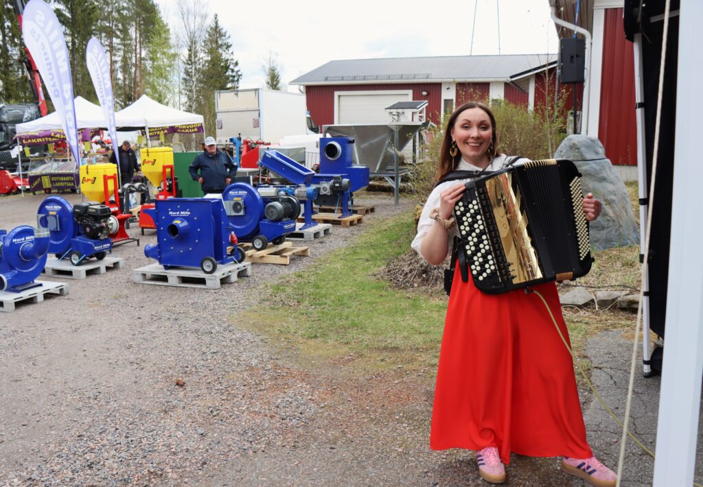 Tapahtuman musiikista ja juonnosta vastasi laulaja ja harmonikkataiteilija Jonna Pirttijoki. Viime vuonna hänen lauluaan kuultiin Tangomarkkinoiden finaalissa.