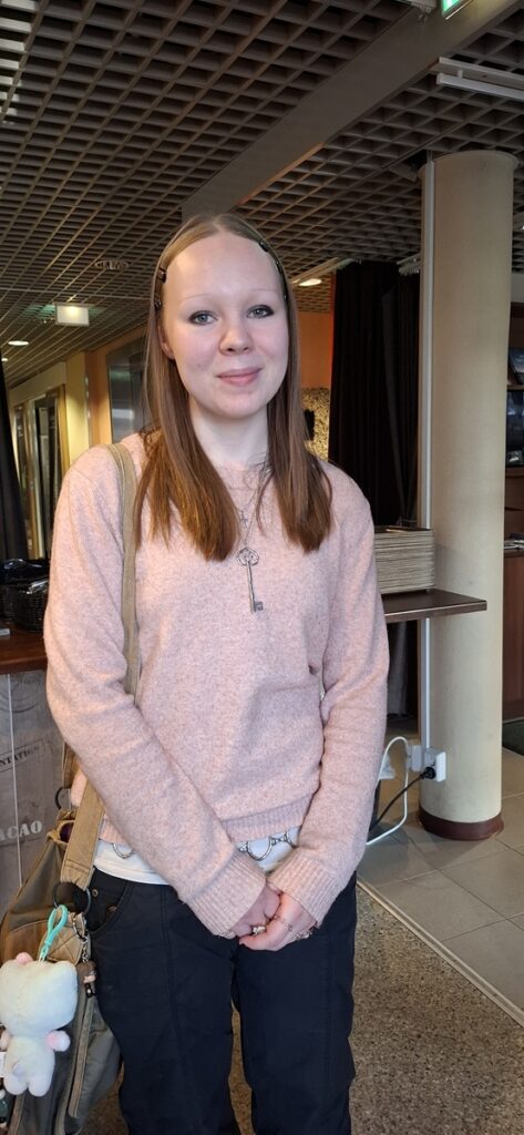 Saana Polttokallion "ura" Alajärvi-kuorossa päättyy ainakin toistaiseksi, kun lukio vie asumaan muualle.