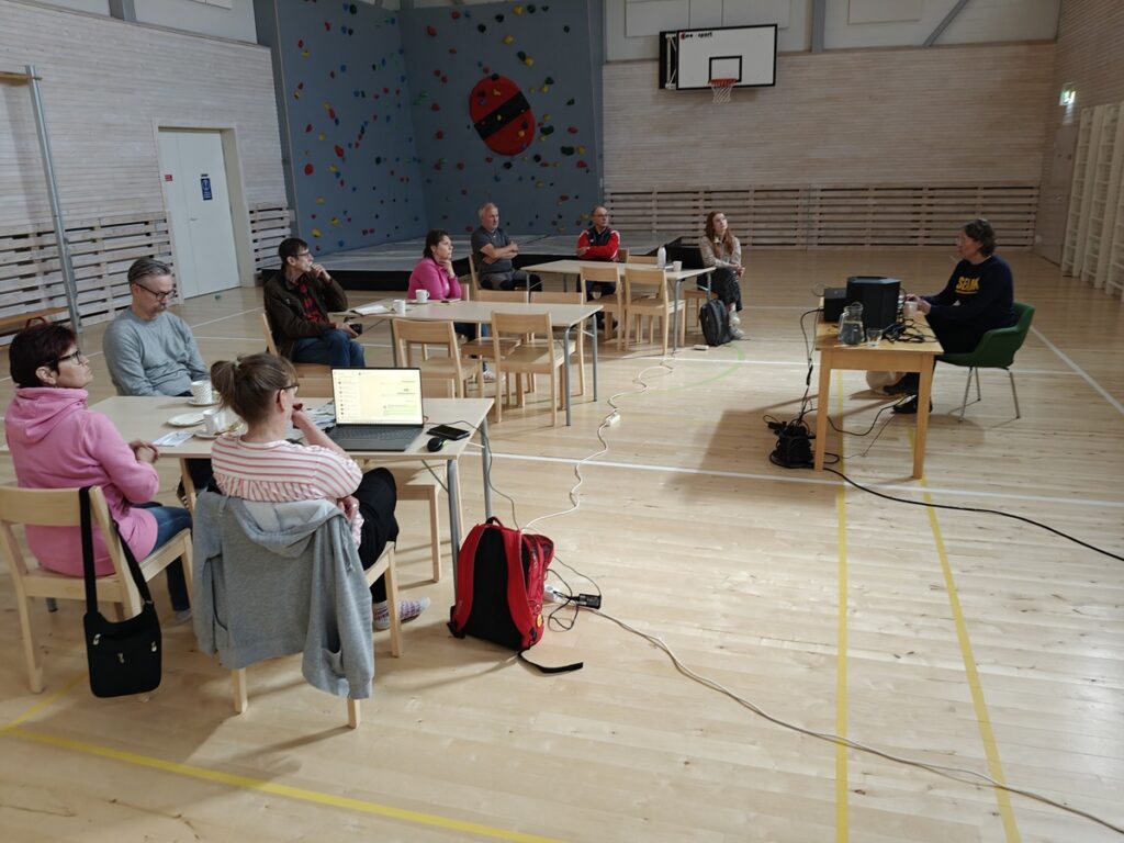 Tekoälytyöpaja pidettiin Luoma-Ahon kylätalolla.