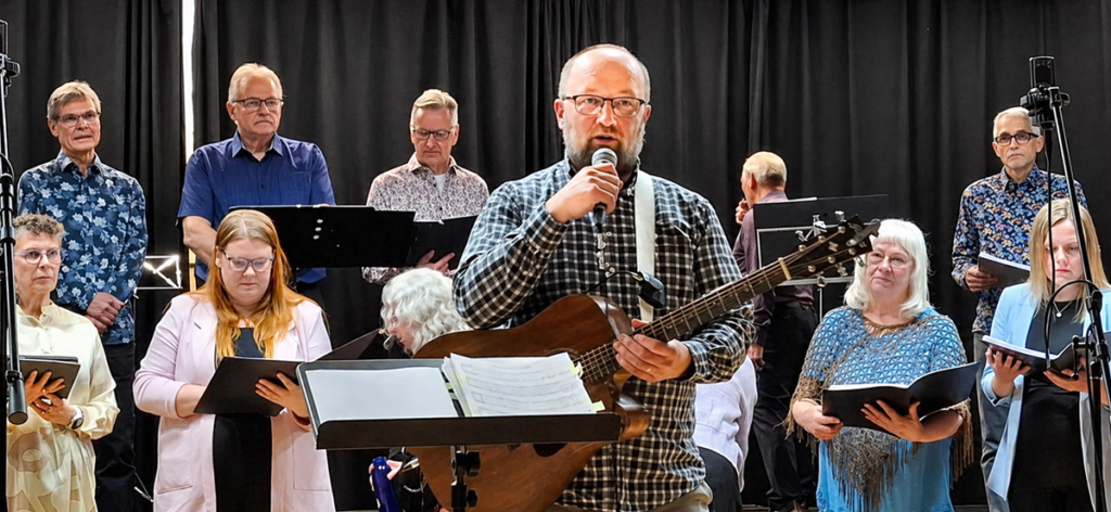 Urmas Peräsalo johtaa Alajärvi-kuoroa.