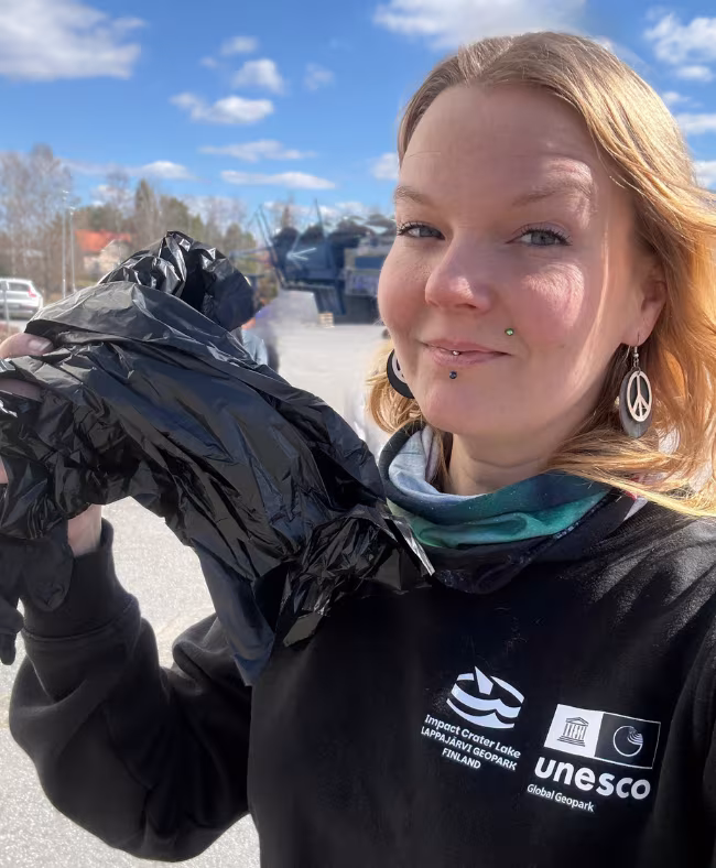 Geoparkin toiminnanjohtajana saa touhuta mitä moninaisempien asioiden parissa. Huhtikuussa Kraatterijärvi Geopark osallistui Vimpelin siivoustalkoisiin! Kuva: Vilma Knibbs / JPYP