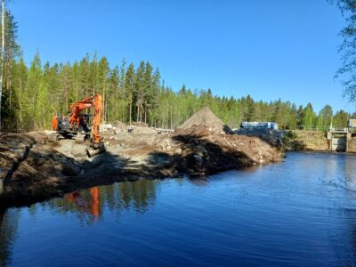 Kätkänjärven säännöstelypadon kunnostusurakka on alkanut ohitusuoman kaivamisella.