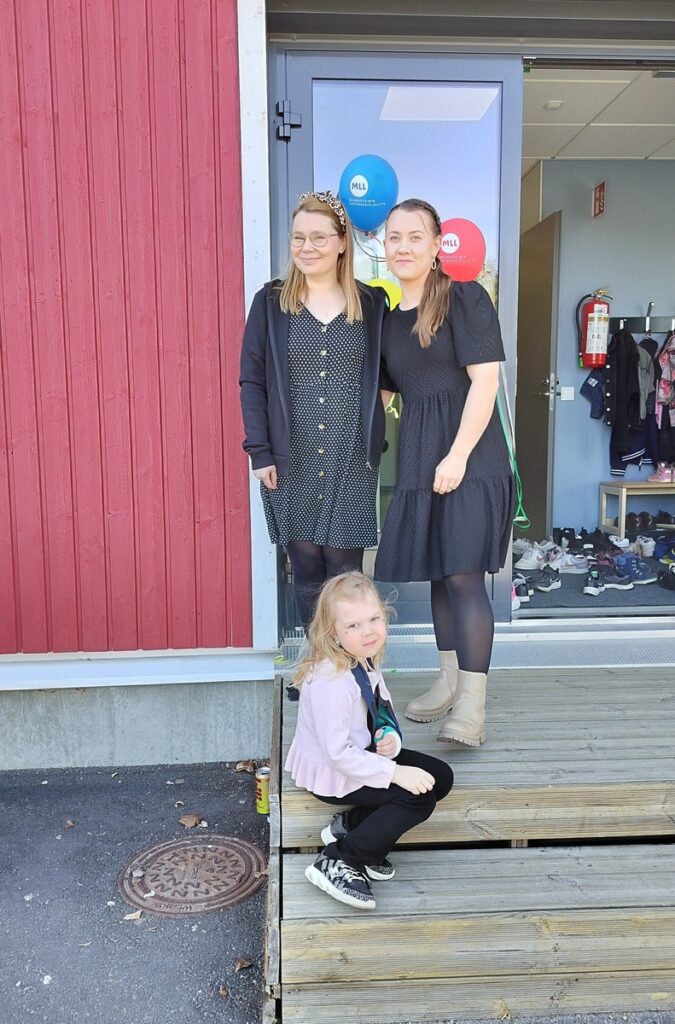 MLL Kortesjärven yhdistyksen puheenjohtaja Anna Sarkaranta (vas.) sekä aktiivinen osallistuja Heli Lahti tyttärensä Julian kanssa.