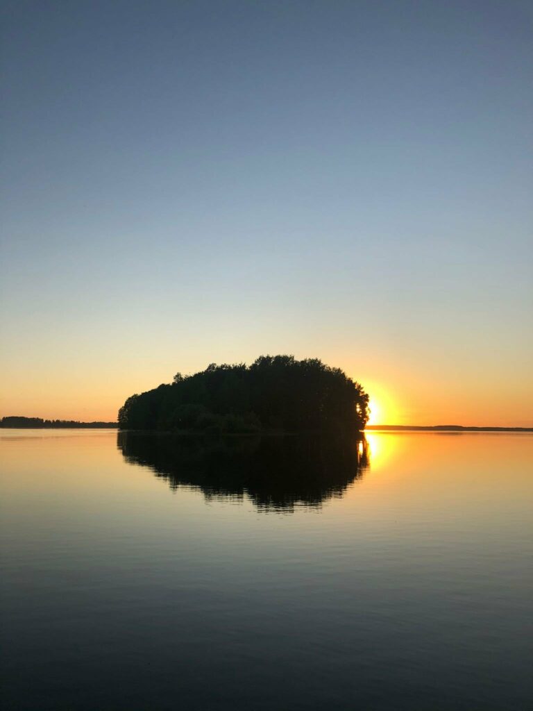 Saarimökillä ollaan luonnon keskellä, nautitaan rauhasta, ongitaan ja seuraillaan kesän edistymistä.
