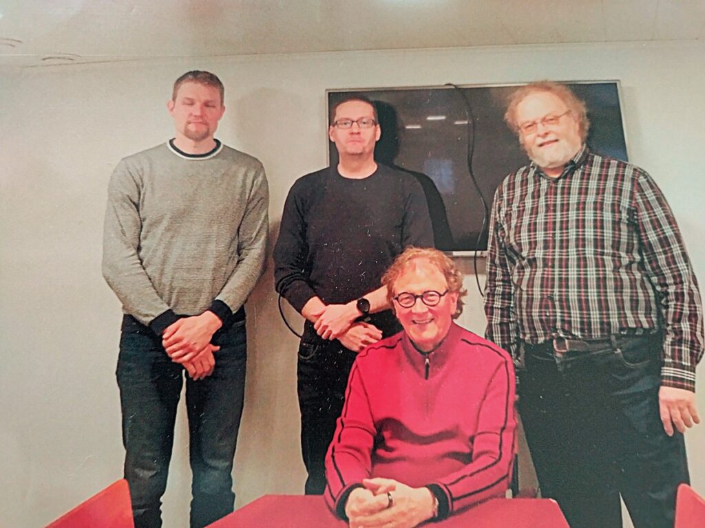 Edessä istumassa Mustajärven säätiön hallituksen puheenjohtaja Martti Tyynismaa. Takarivissä muut hallituksen jäsenet vasemmalta Ville Kottari, Antti Haapoja ja Esko Pellinen.