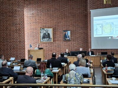 Swecon Sanukka Lehtiö (edessä vas.) esitteli valtuustolle Suolasalmenharjun kaavaa.