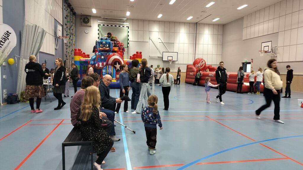 Kortesjärven yhtenäiskoulun liikuntasali täyttyi juhlijoista vappuna.