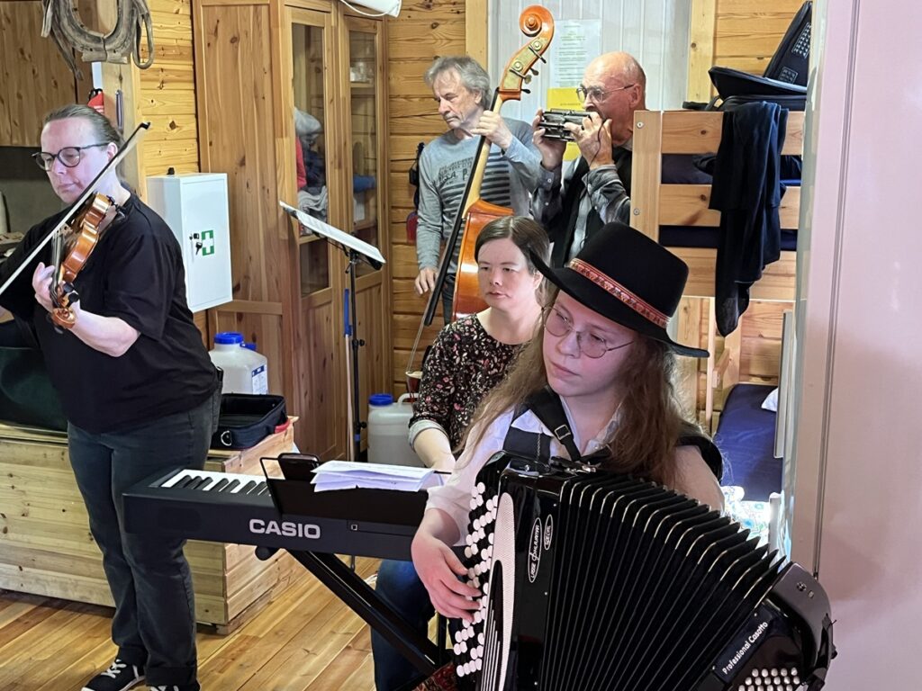 Järviseudun pelimannit toivat Paulin musiikin kuulijoiden mieleen. Kuvassa Vasemmalta Satu Lumiaho, Heikki Isoniemi, Tiia Vartio, Juhani Rantala ja Noora Mäkinen.