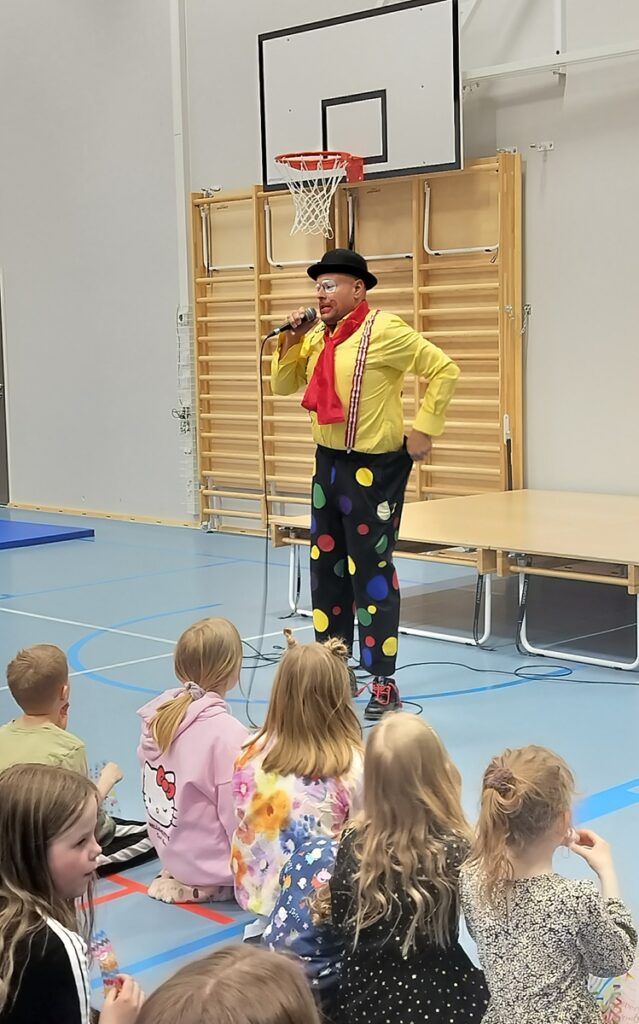 Pelle Positiivi viihdytti lapsia juhlassa musiikkiesityksellään.