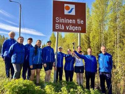 Kansainvälisen Rauhanjuoksun (Sri Chinmoy Oneness-Home Peace) Pohjoismaiden osuus juostaan halki Sinisentien. Juoksijat lähtivät liikkeelle Tohmajärven Niiralasta 19.5.2026 ja päämääränä on Sinisentien läntinen piste Norjan Mo I Ranassa.