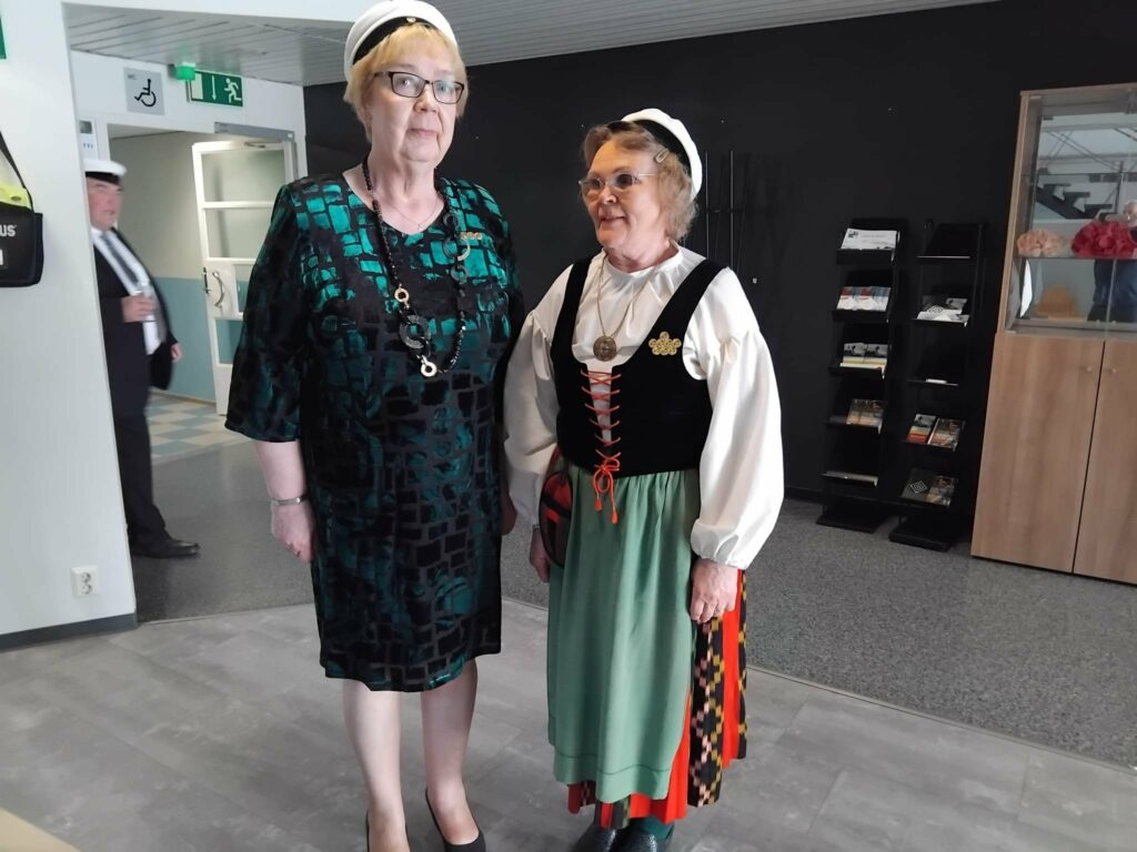 Marja-Leena Kultalahti (oik.) ja Aulikki Jokinen kohtasivat riemuylioppilaiden tapaamisessa.