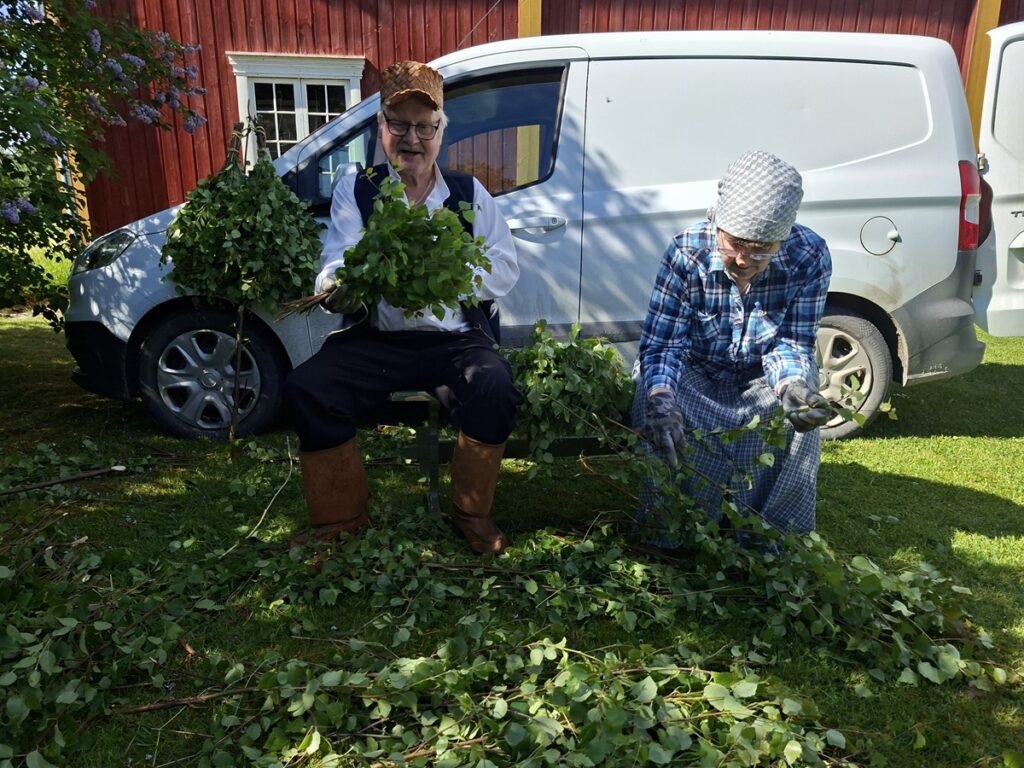 Martti Hautamäki ja Hilkka Keskitalo saunavastojen teossa.