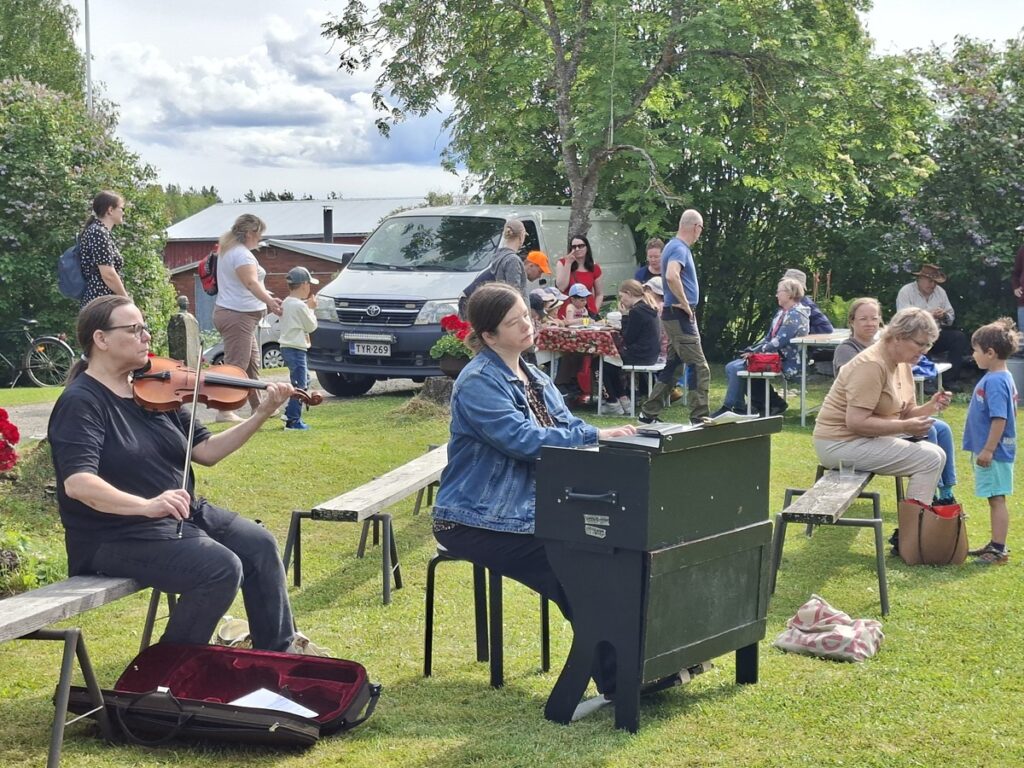 Satu Lumiahon ja Tiia Vartion musiikki toi väriä Avoimien kylien museopäivään.