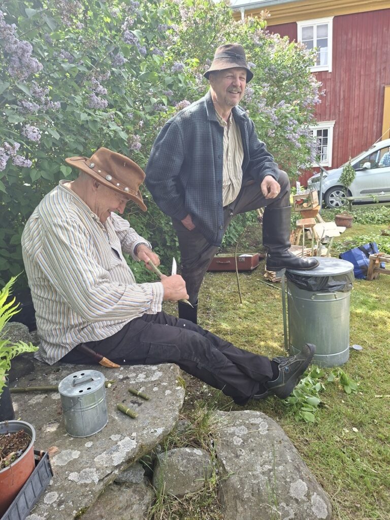 Kaverukset juttusilla. Jorma Tähtinen taituroi pajupillejä ja Reijo Kivijärvi valmisti Avoimet kylät -päivässä saunavastoja ja tuohilippejä.