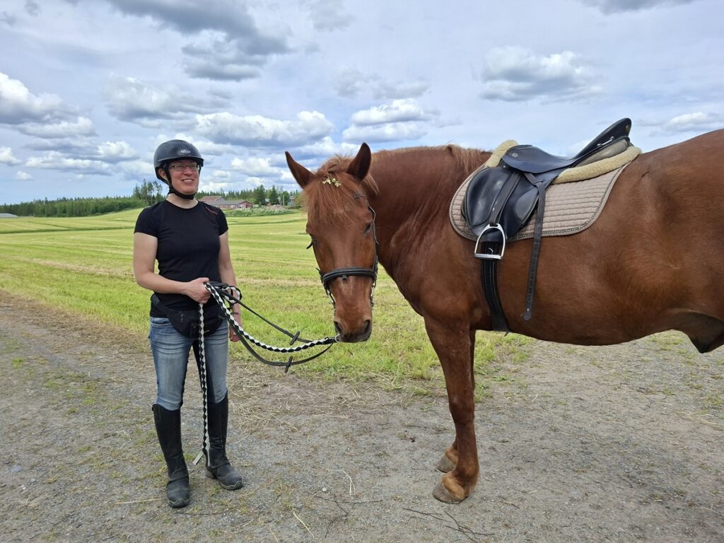 Katja Edsvik tarjosi talutusratsastusta kiltin Pysen-orin kyydillä.