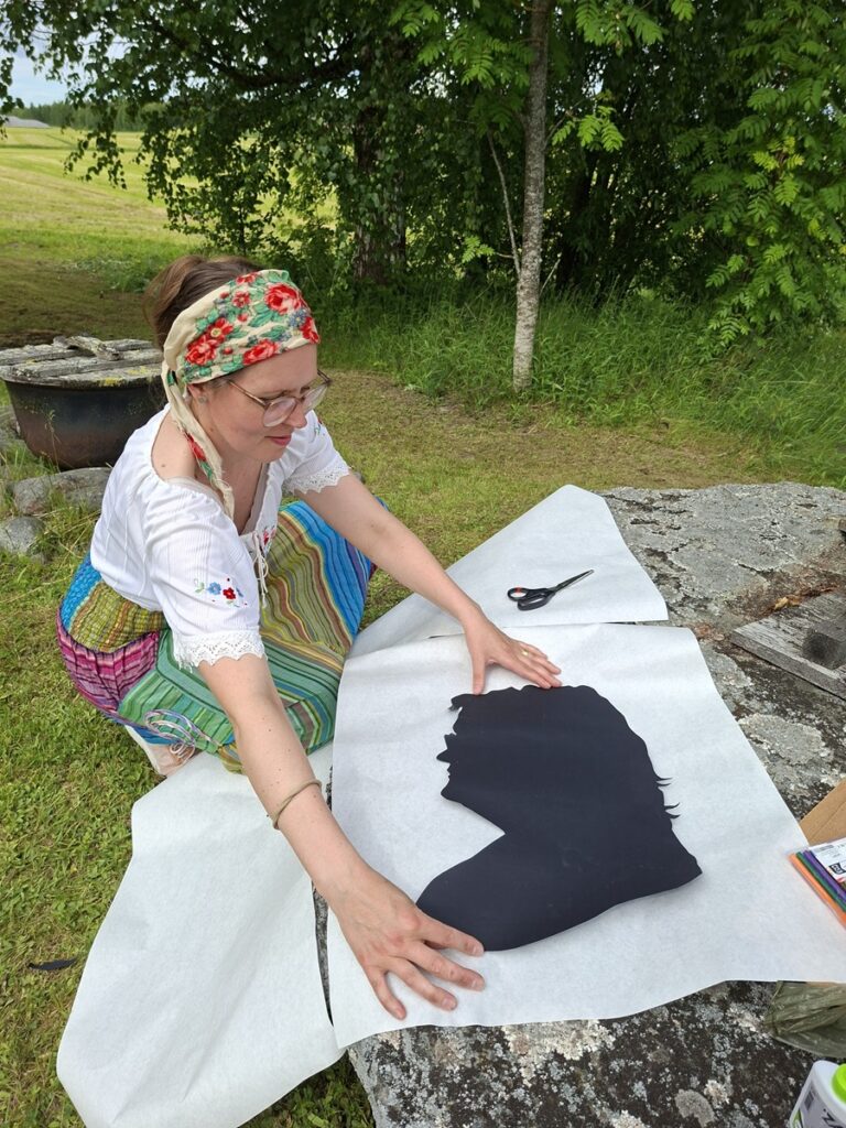 Marjaana Hinkka veti kuvataidekurssia.
