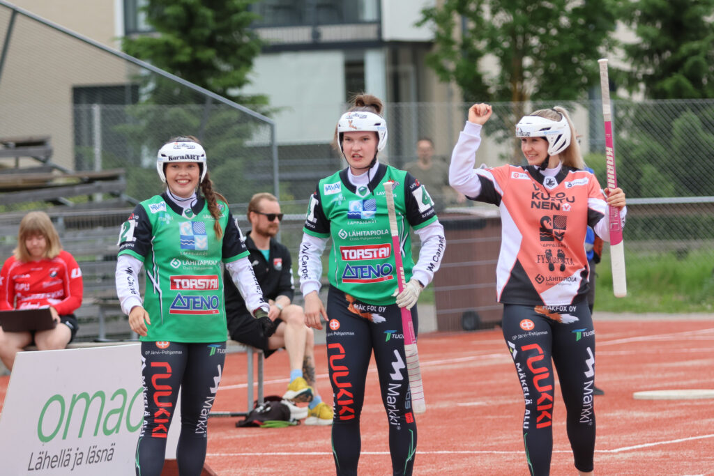 Peli on ratkeamassa ja hymykin jo irtoaa. Sara Kärnä(2), Anni Kangas(4) ja Emmi Lampinen valmiina voitontanssiin.
