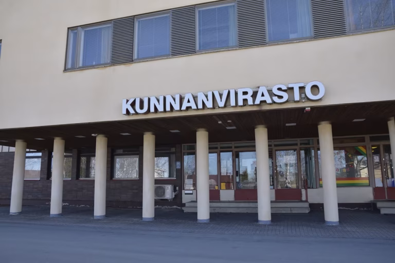 Lappajärven rullalautailijat ry kuntarahahakemus ja väliaikaisen lainan anomus hyväksyttiin täydennyksellä.