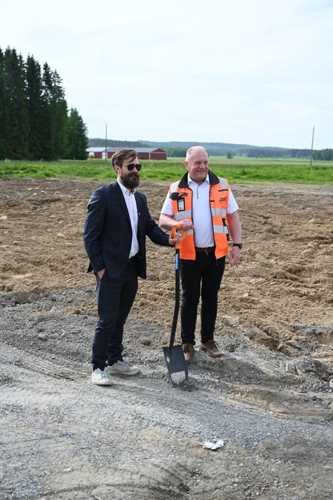 Kunnanjohtaja Sam Leijonamieli ja toimitusjohtaja Johan Asplund löivät lapion maahan uuden työmaan aloittamisen merkeissä perjantaina 5. päivänä kesäkuuta 2026.